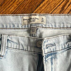Abercrombie - Curve Love - Ultra High Rise 90s Slim Straight Jean - 31
